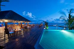 Maldives scuba diving holiday - Eriyadu Island Resort. Swimming pool and bar.